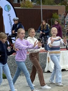 Elever fra Harestad skole danset under åpningen av Torvmyrveien