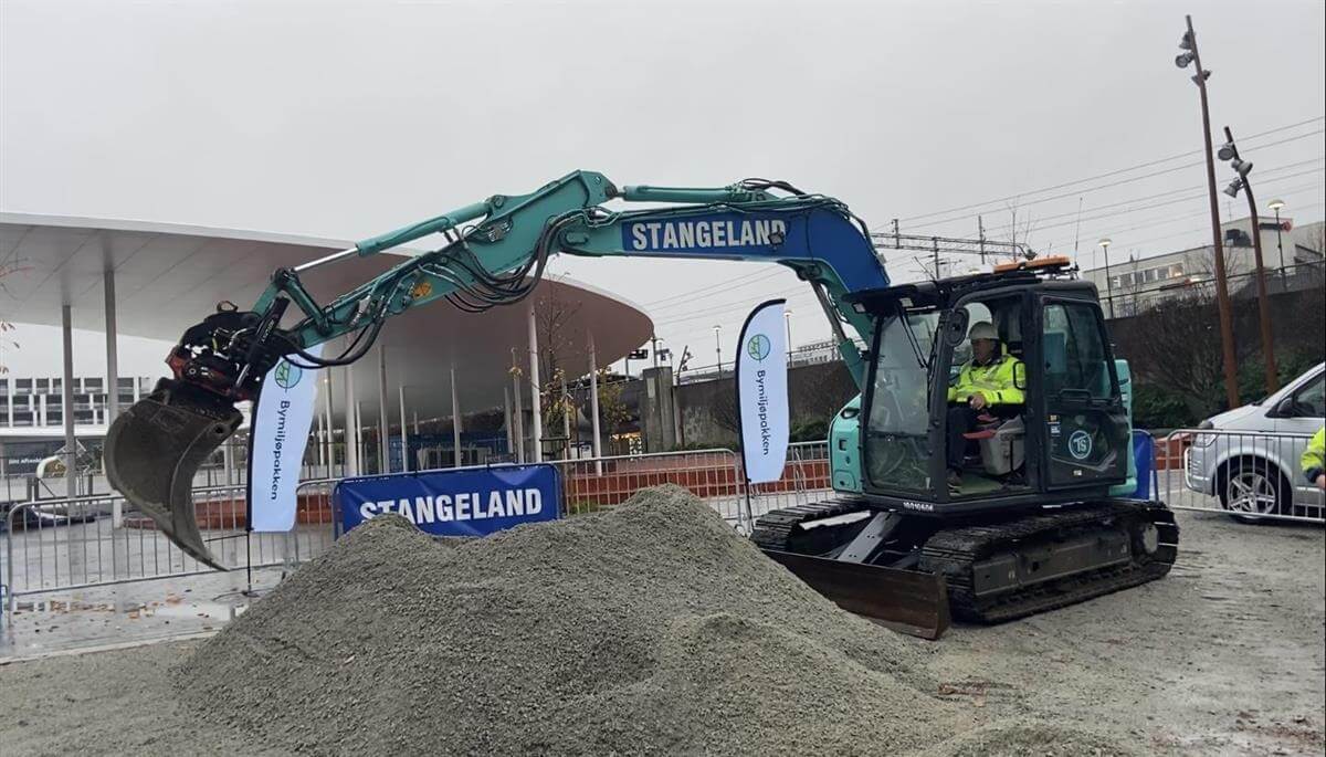Ordførar i Sandnes, Stanley Wirak markerte starten på Bussveien i sentrum frå gravemaskinen til entreprenør Stangeland AS.