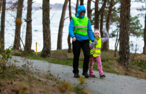 Liv Tone Moland og barnebarnet, Liv Eline Jensen Moland (6), trives mye bedre med lys på turstien langs sjøen mellom øvre og nedre Grødem.