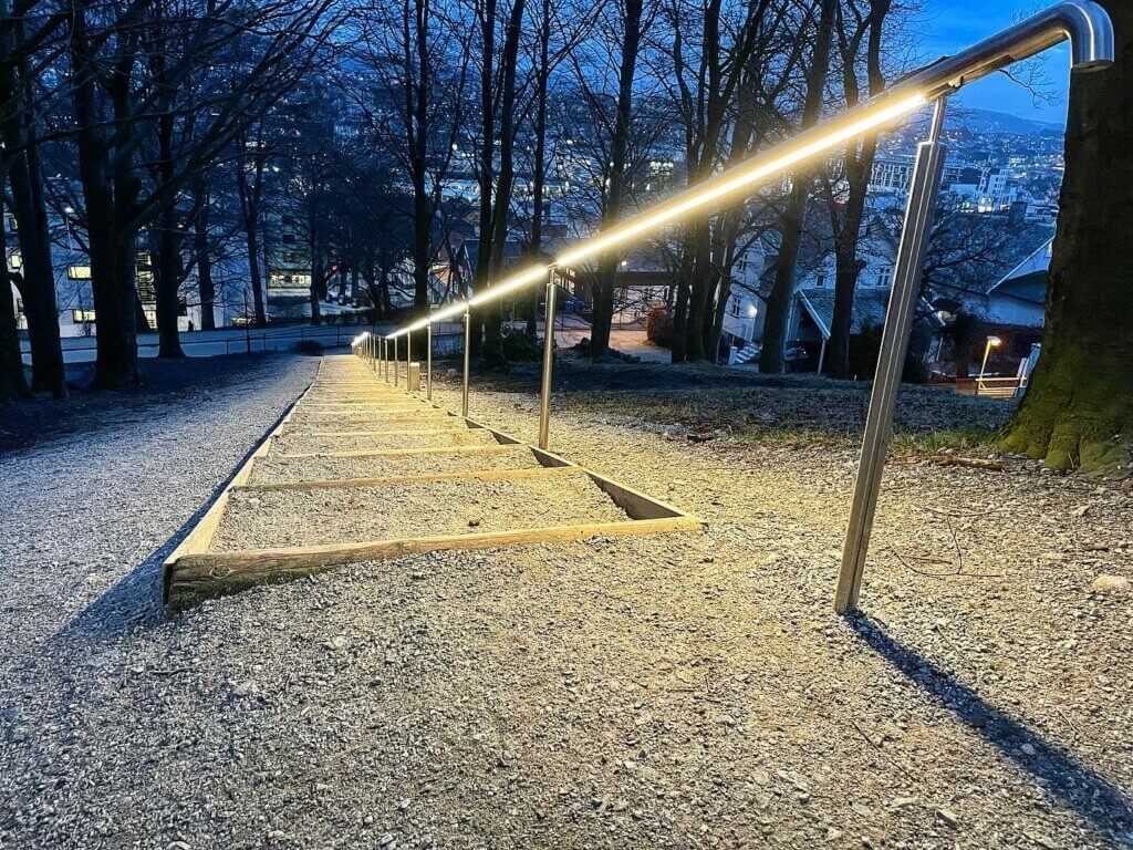 Sykehusparken, like nedenfor Trones skole i Sandnes, har fått ny belysning og oppgradert gangvei. Her er det nye gelenderet blitt dekorativt og nyttig med belysning.