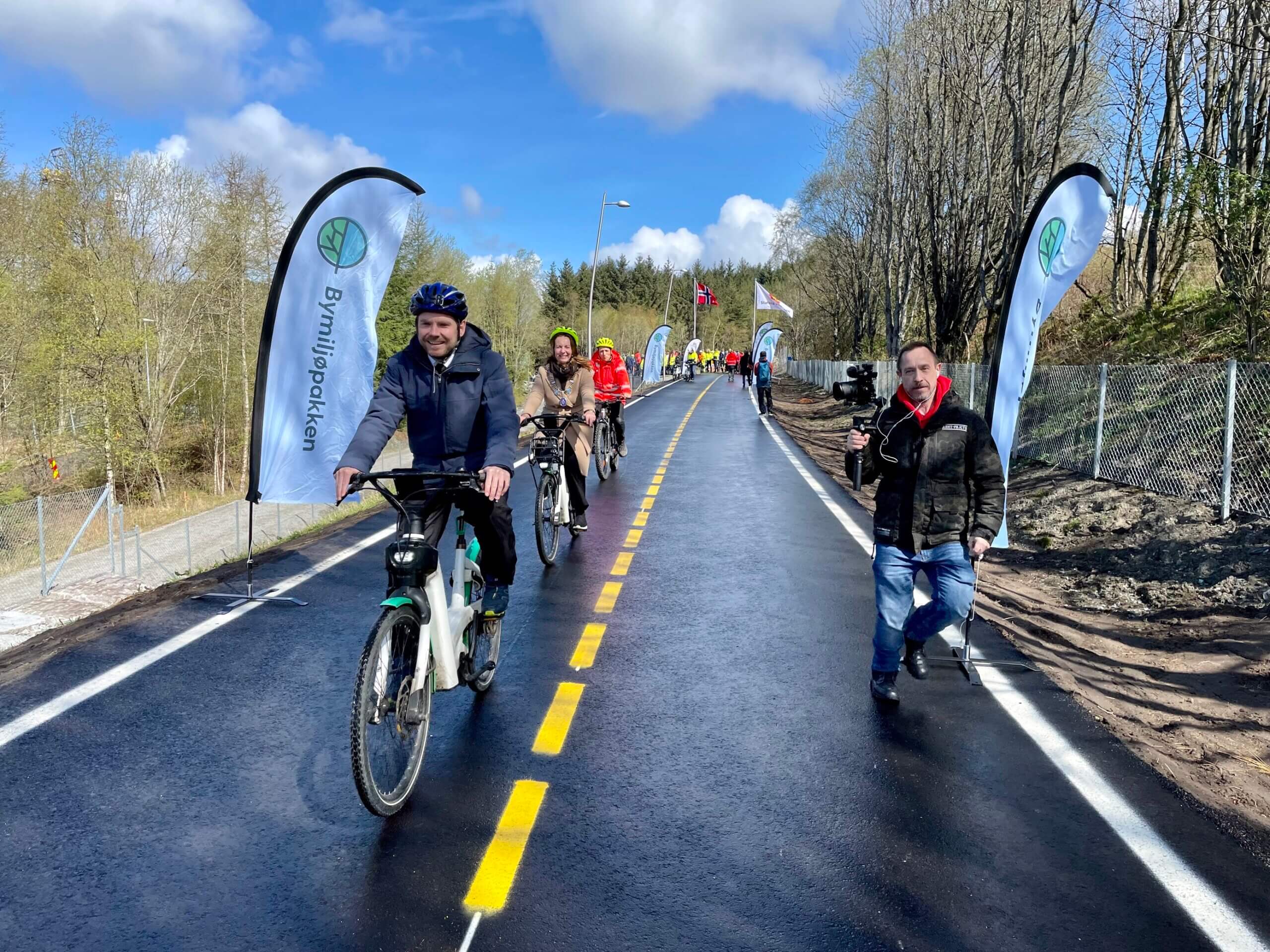 Tom Kalsås og Dagny Synnanå Hausken ble de første syklistene på Sykkelstamvegen mellom Sørmarka og Asser Jåttens vei etter åpningen.