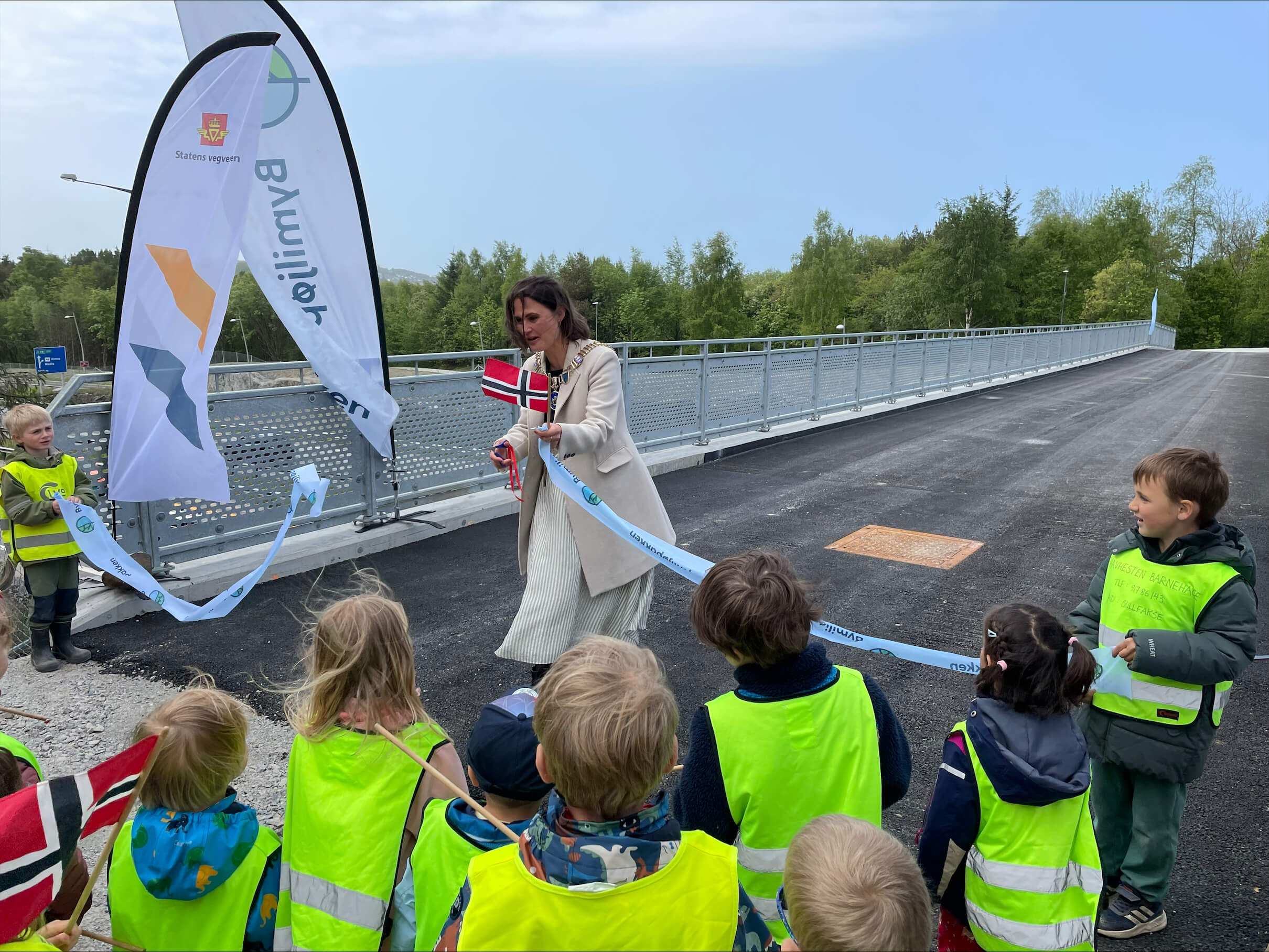 Stavanger-ordfører Kari Nessa Nordtun klippet snora for E39 - Bru over Motorveien. Hun fikk god hjelp av Havhesten barnehage.